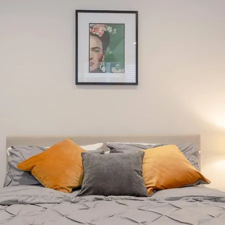 Modern Flat In The Heart Of West شقة