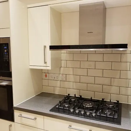 Apartment London Luxury 1 Min From Redbridge Station With Parking *