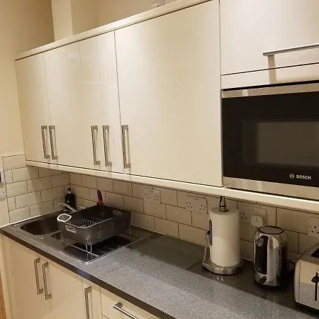 London Luxury 1 Min From Redbridge Station With Parking *
