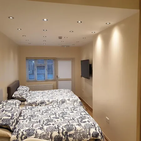 London Luxury 5 Min Walk From Station, With Free Parking & Free Wifi شقة إيلفورد