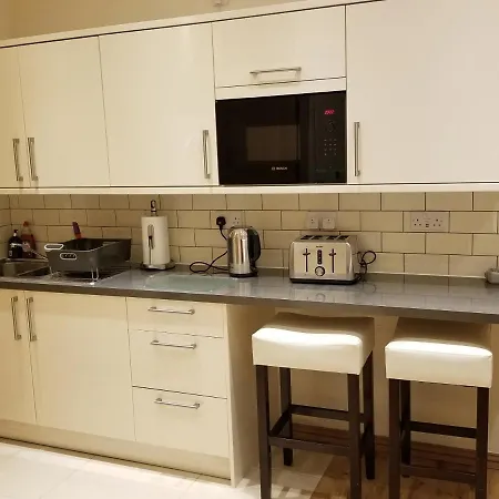 London Luxury 1 Min From Redbridge Station With Parking Apartment *