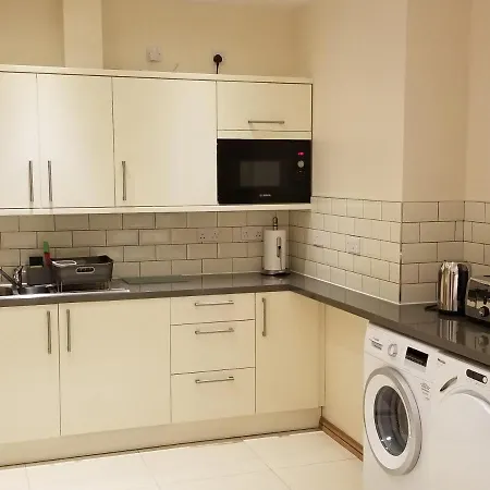 London Luxury 1 Min From Redbridge Station With Parking *