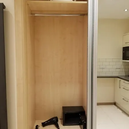 Apartment London Luxury 1 Min From Redbridge Station With Parking