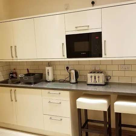 London Luxury 1 Min From Redbridge Station With Parking *