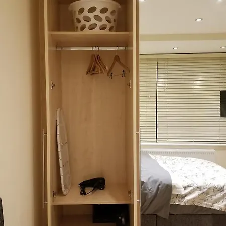 London Luxury 1 Min From Redbridge Station With Parking Apartment