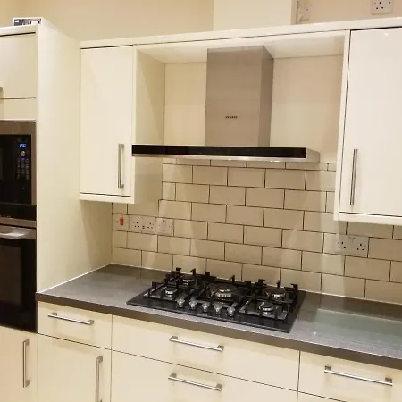 London Luxury 1 Min From Redbridge Station With Parking