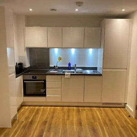 Triple T Homes Cosy 2 Bedroom With Balcony *