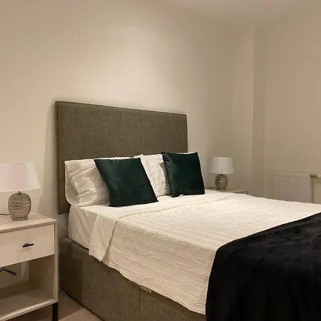 Triple T Homes Cosy 2 Bedroom With Balcony Ilford