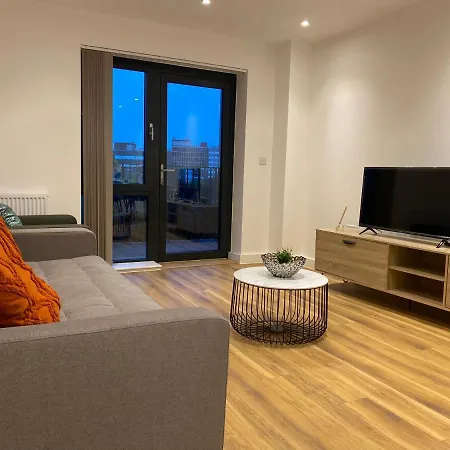 Triple T Homes Cosy 2 Bedroom With Balcony Apartment *