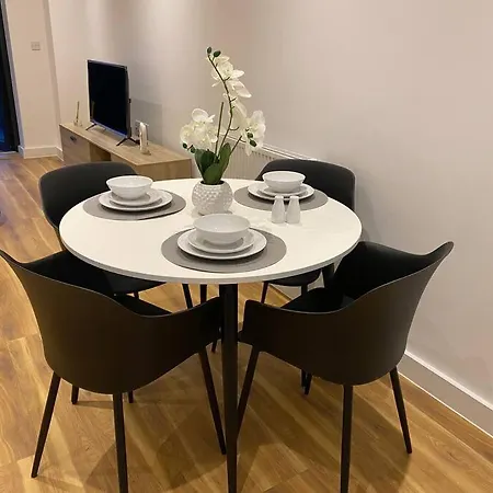 Triple T Homes Cosy 2 Bedroom With Balcony Apartment