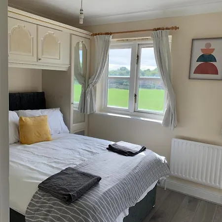 Large, Spacious 3 Bedroom Sleeps 6, For Contractors And Holidays In Lewisham, Greater - 1 Free Parking Space & Free Wifi * Londyn