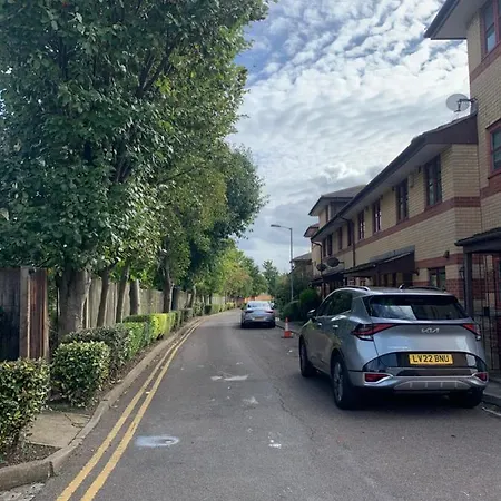 Apartament Large, Spacious 3 Bedroom Sleeps 6, For Contractors And Holidays In Lewisham, Greater - 1 Free Parking Space & Free Wifi *