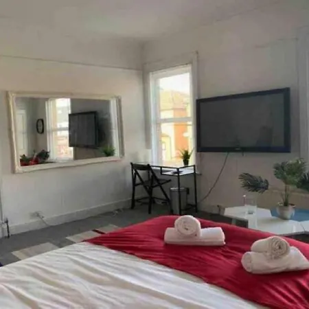 Balham, South Spacious 5, 6 Available Guest house