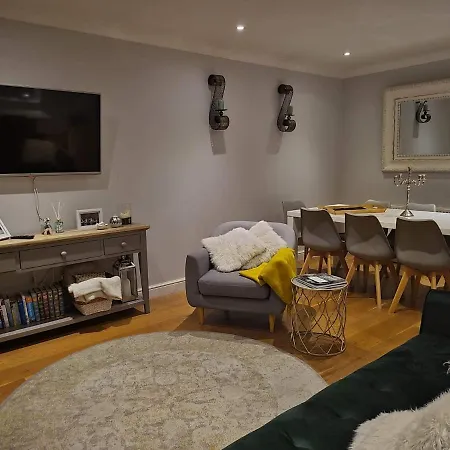 Three Bedroom By Beautiful Park * London