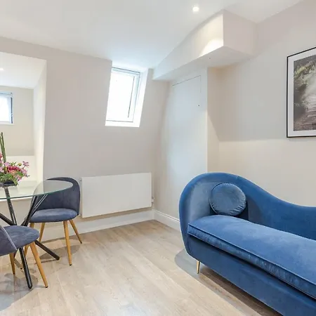 Cleveland Residences Farringdon Apartment *