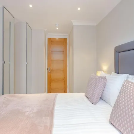 Cleveland Residences Farringdon Apartment *