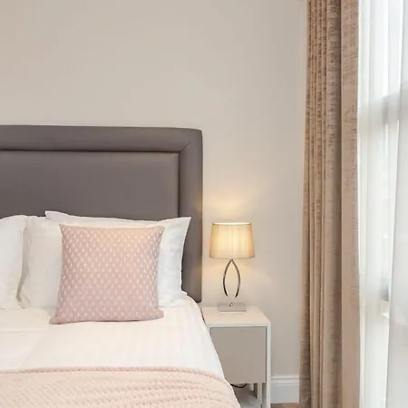 Cleveland Residences Farringdon Apartment *