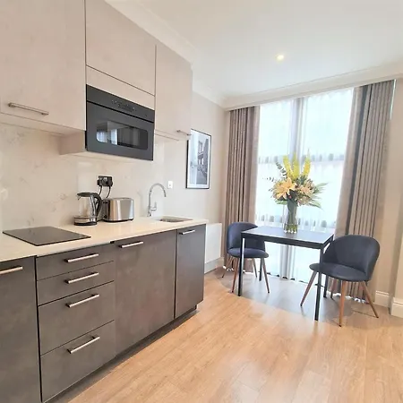 Cleveland Residences Farringdon Apartment