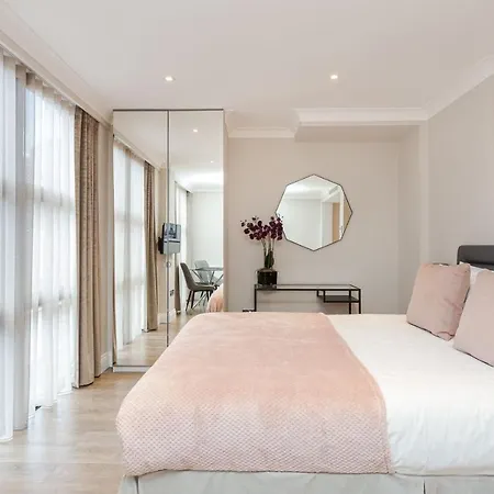 Cleveland Residences Farringdon Apartment