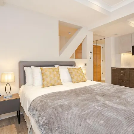 Cleveland Residences Farringdon Apartment *