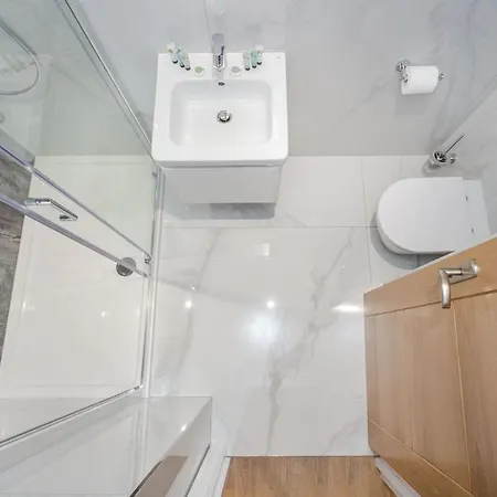 Cleveland Residences Farringdon Apartment