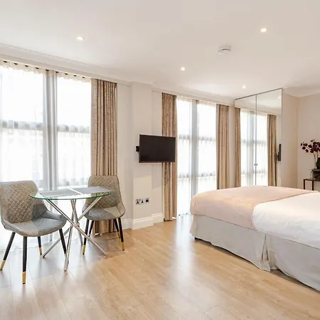 Cleveland Residences Farringdon Apartment