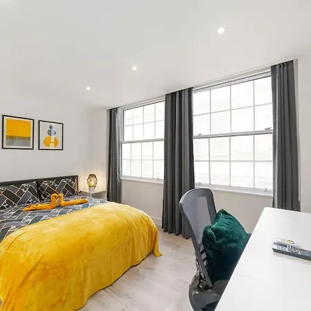 Modern 2 Bedroom In The Heart Of *