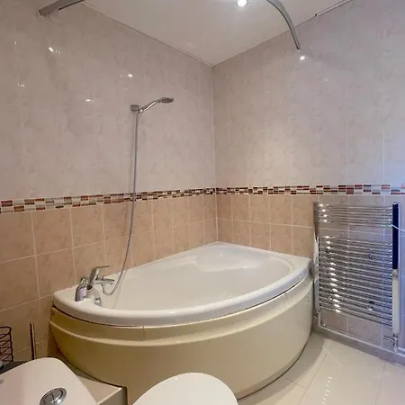 303 Alexandra Avenue Ha2 9dx * Pinner