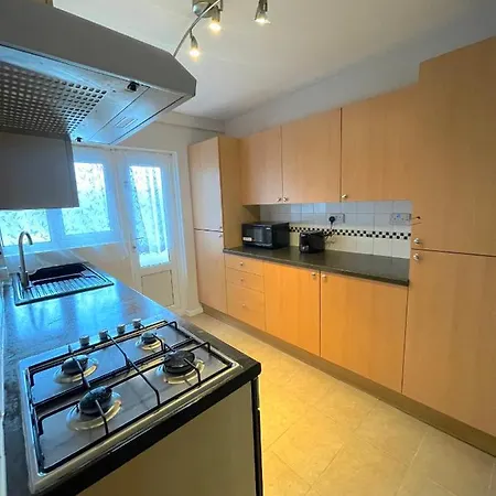 303 Alexandra Avenue Ha2 9dx Pinner