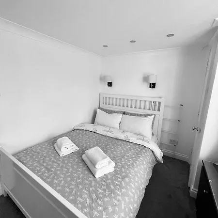 Live In Kensington Apartment *