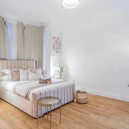 Luxury 3 Bed 3 Bath Wembley Townhouse Brent