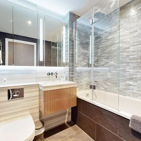 Superb In Greenwich With Balcony & Roof London