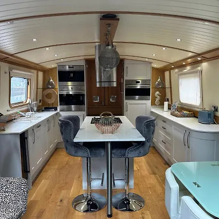 Luxury Boat - The Thistle Dream * Uxbridge