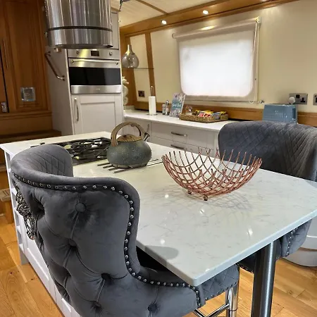Botel Luxury Boat - The Thistle Dream