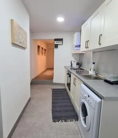 Luxury 1 Bedroom Flat In The Heart Of Wood Apartment London