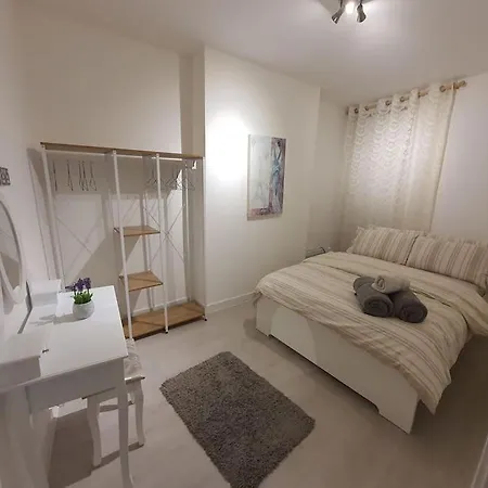 Luxury 1 Bedroom Flat In The Heart Of Wood *