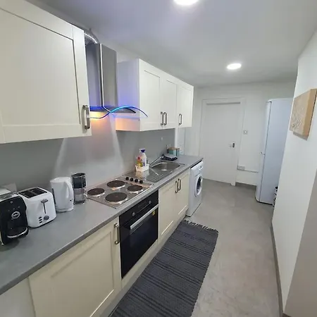 Luxury 1 Bedroom Flat In The Heart Of Wood Apartment London