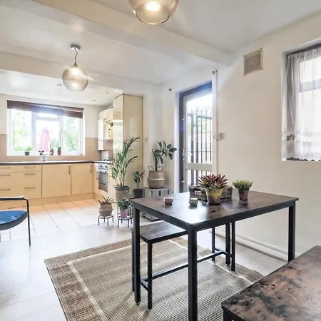 Stunning, Large 1 Bed Riverside Flat * London