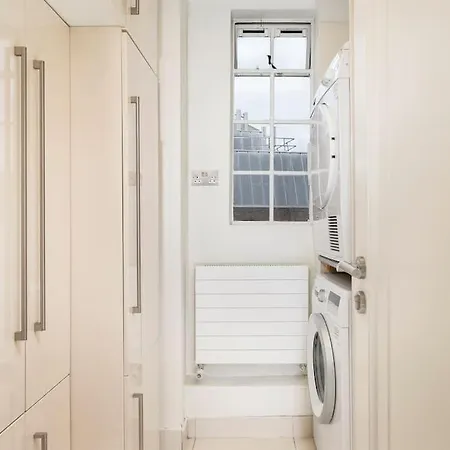 ' Luxury & Spacious Airconditioned 4 Bed 4 Bath '