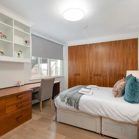 Appartamento ' Luxury & Spacious Airconditioned 4 Bed 4 Bath '