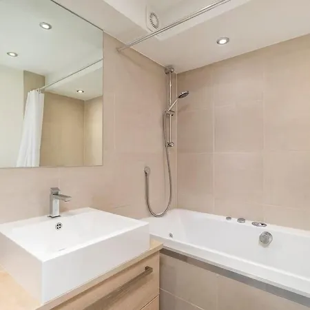 Appartamento ' Luxury & Spacious Airconditioned 4 Bed 4 Bath ' *