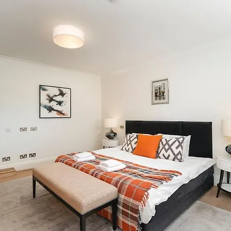 ' Luxury & Spacious Airconditioned 4 Bed 4 Bath ' Londra