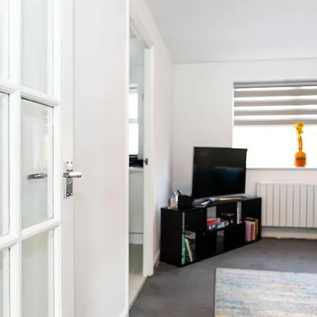Apartman Pass The Keys - Modern Flat In South