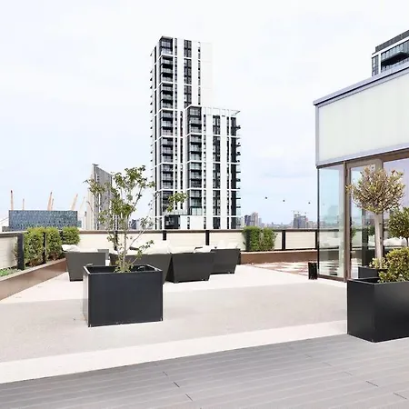 Superb In Greenwich With Balcony & Roof Daire Londra