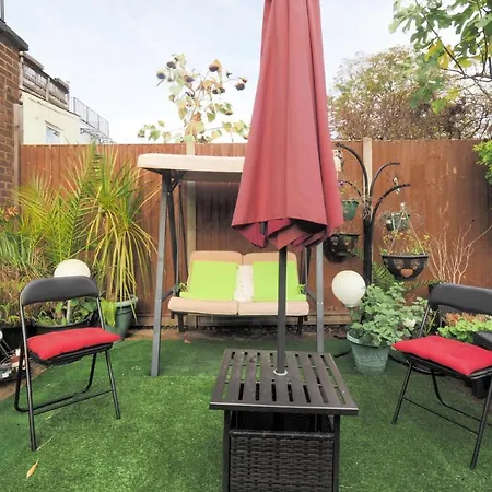 Stunning, Large 1 Bed Riverside Flat Apartment London