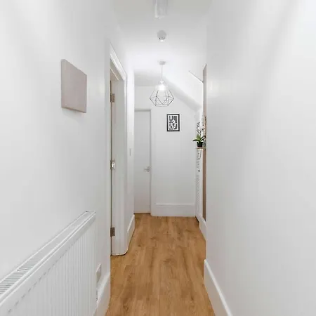 Luxury 3 Bed 3 Bath Wembley Townhouse Casa de Férias