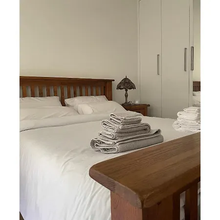 Newly Built Modern Flat At London Gants Hill Station Near Ilford *