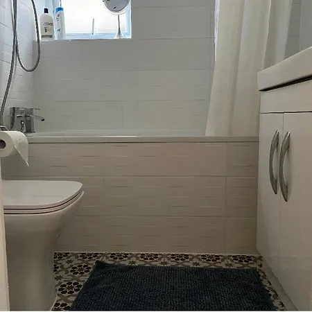 Newly Built Modern Flat At London Gants Hill Station Near Ilford *