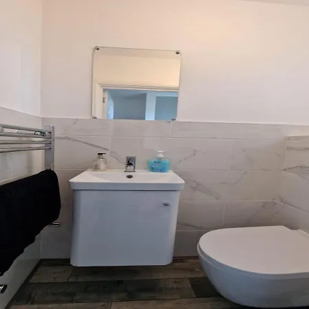 Private In London With Parking Apartment *
