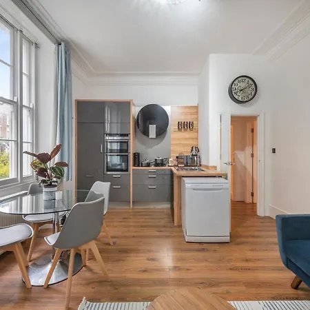 Apartment Spacious Two Bedroom By Zoo